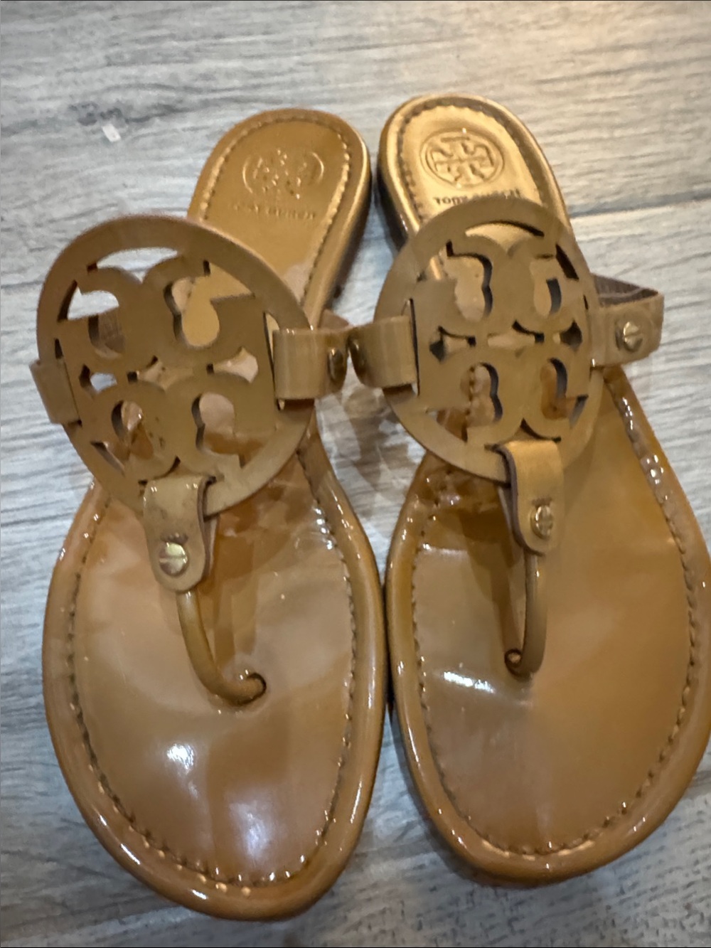 Tory Burch Patent Leather Logo Thong Sandals - Cognac